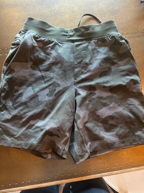 Men's lululemon Camouflage Performance Shorts - Black/Gray/green